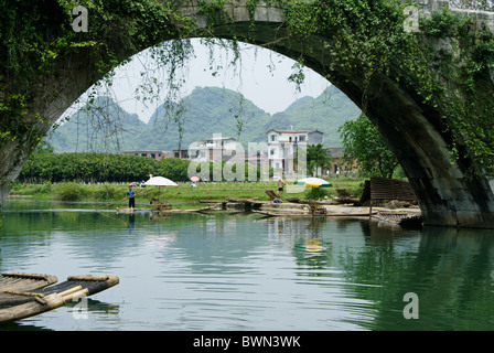 Pont en arc à sur la rivière Li Yulong, Guangxi, Chine Banque D'Images