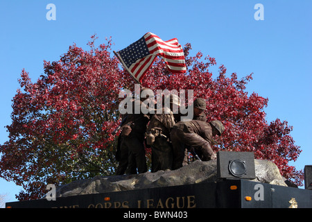 Défilé commémoratif des vétérans du Wisconsin Milwaukee War Memorial sur le lac Michigan Marine Corps vivant statue célèbre posent D-Day WWII Banque D'Images