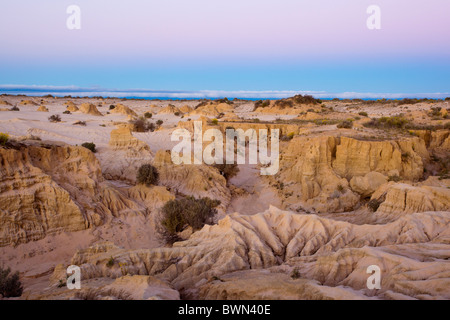 Sur le crépuscule des formes érodées des murailles de Chine, le lac Mungo dans le sud-ouest de Nouvelle Galles du Sud Banque D'Images