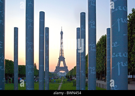 France Europe Paris City Tour Eiffel Champ de Mars square personnes Mur pour la paix mur de la paix colonnes ar Banque D'Images