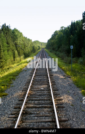 Les voies de la baie d'Hudson et de via Rail reliant Churchill à partir de Winnipeg, Cape Merry, Churchill (Manitoba). Banque D'Images