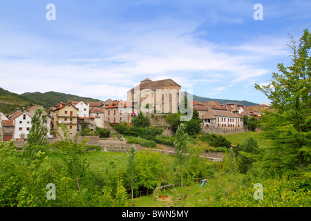 Hecho village Pyrénées avec son église romane cathédrale en Aragon Espagne Banque D'Images