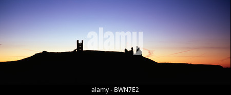 Château de Dunstanburgh au lever du soleil, Northumberland Banque D'Images