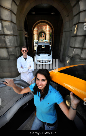 Les étudiants en génie chimique avec la flotte de l hydrogène 'micro' de la cabine des véhicules à l'Université de Birmingham Banque D'Images