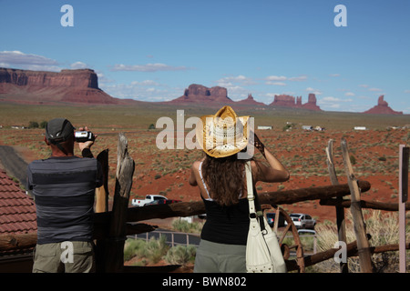 L'homme et la femme les touristes de l'enregistrement vidéo et photo Monument Valley, Arizona et l'Utah, United States, 14 juin, 2010 Banque D'Images
