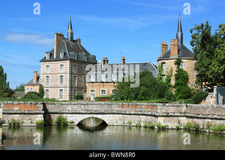 Le Château de Bellegarde, son parc, ses fossés et sa rivière Banque D'Images