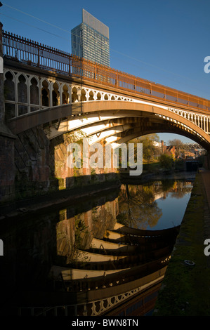 La Beetham Tower, (ou Hilton Tower), et de fer victorien arch reflète dans le canal de Rochdale, Manchester, Angleterre, RU Banque D'Images