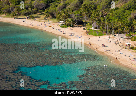 Coral reef et plage de sable blanc, la réserve naturelle de la baie de Hanauma, Oahu, Hawaii, USA, l'Océan Pacifique Banque D'Images