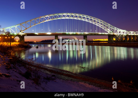 Le pont Runcorn Widnes Silver Jubilee illuminé la nuit Banque D'Images