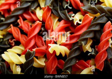 Les formes de pâtes fusilli tricolore Banque D'Images