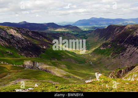 Regardant vers le bas de la vallée de Newlands Dale Head dans le Parc National du Lake District, Cumbria, Angleterre. Banque D'Images