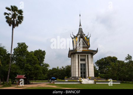 Stupa commémoratif à Choeung Ek, qui est rempli avec plus de 5 000 crânes humains Banque D'Images