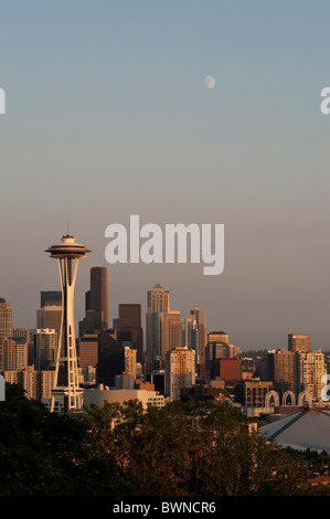 Image rétro de l'horizon de Seattle avec le mont Rainier en arrière-plan, par une chaude journée ensoleillée Banque D'Images