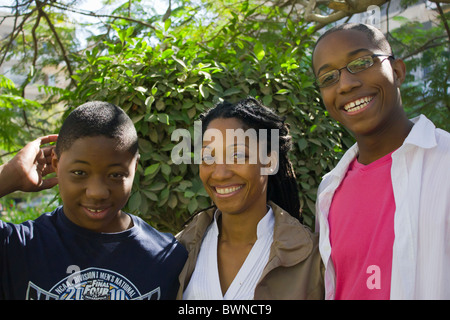 Smiling Afro-américain de la famille, mère et fils Banque D'Images