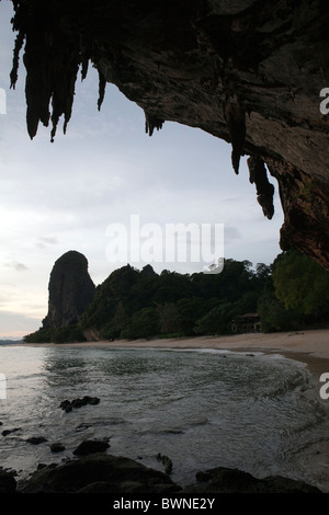 Une vue de Phra Nang Beach au coucher du soleil sur Railay en Thaïlande Banque D'Images