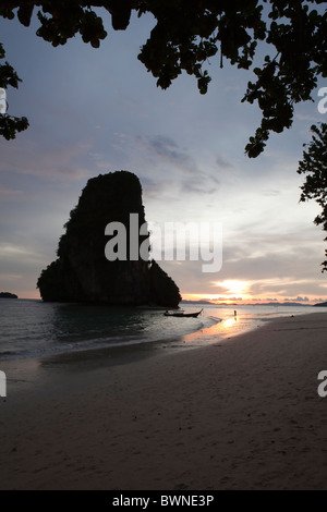 Une vue de Phra Nang Beach au coucher du soleil sur Railay en Thaïlande Banque D'Images