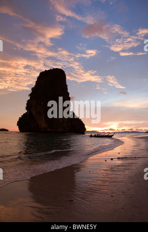 Une vue de Phra Nang Beach au coucher du soleil sur Railay en Thaïlande Banque D'Images