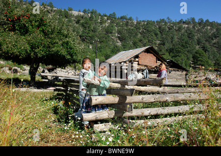 Mexique Amérique Centrale Amérique du Nord famille Tarahumara près de San Rafael Copper Canyon Barranca del Cobre État de Chih Banque D'Images