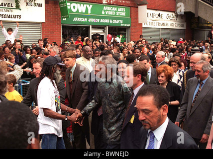 NELSON MANDELA à Brixton, Londres À LA FIN DE SA VISITE D'ETAT en Grande-Bretagne Banque D'Images