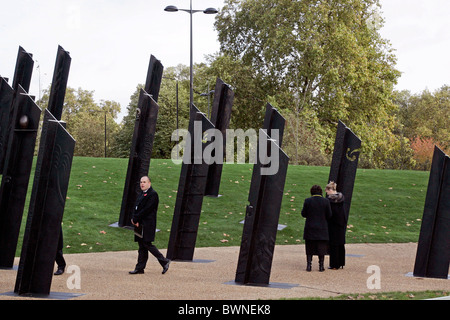 Personnes voir le dévouement de la New Zealand Memorial en bronze à la mémoire des morts, à Hyde Park Corner Banque D'Images