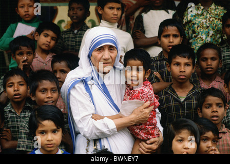 Mère Teresa accompagnée d'enfants de sa mission à Calcutta, Inde Banque D'Images