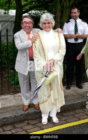 Comédien RONNIE CORBETT ET SA FEMME ANNE HART À SUMMER PARTY à Chelsea, Londres. Banque D'Images