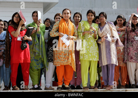 Les étudiants de l'ensemble des femmes Fatima Jinnah University à Rawalpindi, au Pakistan Banque D'Images