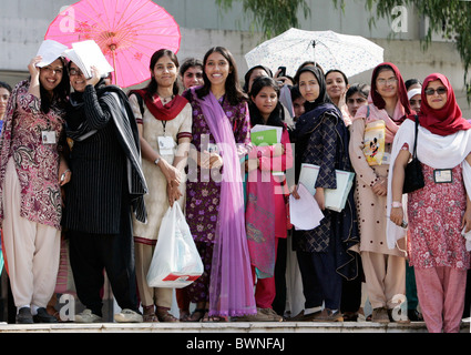 Les étudiants de l'ensemble des femmes Fatima Jinnah University à Rawalpindi, au Pakistan Banque D'Images