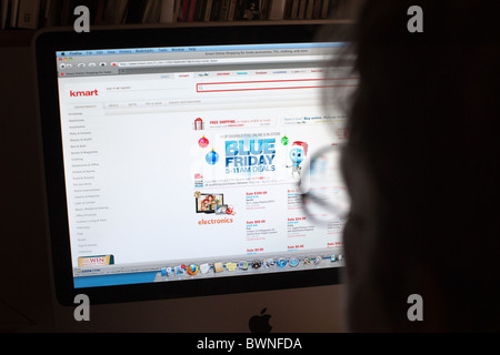 Un client regarde le site e-commerce de Kmart afficher leurs ventes Vendredi Noir Banque D'Images