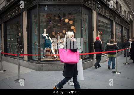 Un nouveau client à l'extérieur de Saks Fifth Avenue à New York le Vendredi Noir Banque D'Images