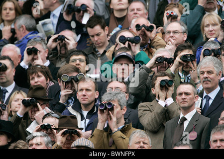 Racegoers regarder la journée de course sur la dernière journée de festival de Cheltenham Banque D'Images