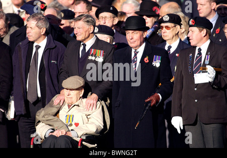 Les anciens combattants de guerre avec leurs médailles parade au cénotaphe de Whitehall sur Dimanche du souvenir à la mémoire des morts Banque D'Images