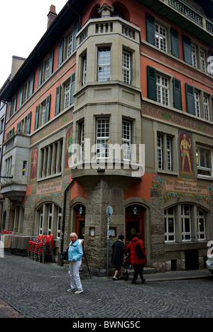 Bière et vin shop sur coin de rue étroite en vieille ville médiévale Basel Suisse Banque D'Images