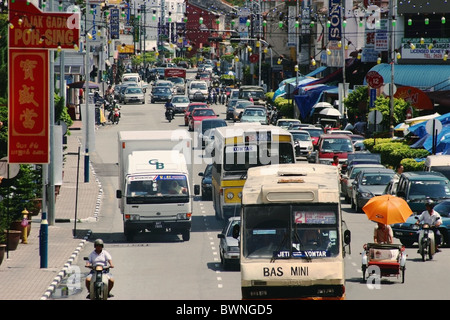 La circulation est intense dans une rue animée de différents types de véhicules dans le quartier de Georgetown de Penang en Malaisie. Banque D'Images