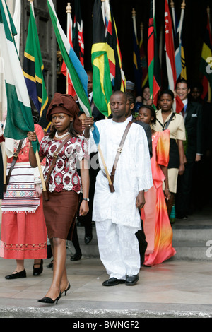 Des gens de divers pays du Commonwealth, prendre part à une célébration de la Journée du Commonwealth à l'abbaye de Westminster parade Banque D'Images