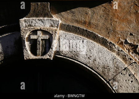 Croix par entrée de l'église à Rome, Italie Banque D'Images