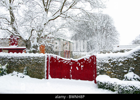 Rarement vu des couvertures de neige la nuit le village de Cossington sur le Hiulls Polden à Somerset, England, UK Banque D'Images