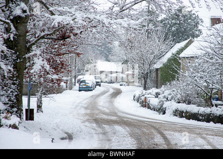 Rarement vu des couvertures de neige la nuit le village de Cossington Polden Hills dans le Somerset, England, UK Banque D'Images