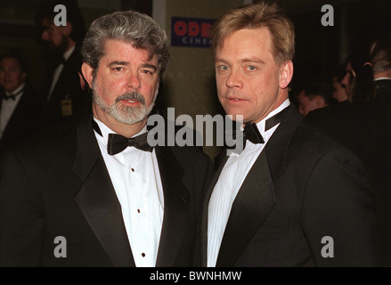 GEORGE LUCAS, LE FILM CRÉATEUR, [gauche] et Mark Hamill (Luke Skywalker) À LONDRES PREMIÈRE DU FILM 'Star Wars' Banque D'Images