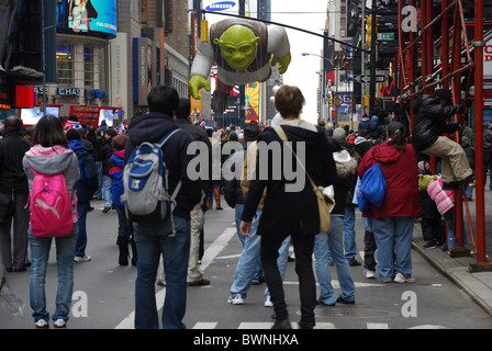 L'observation en ballon à 2010 Macy's Thanksgiving Day Parade, New York City, USA, ballon Shrek Banque D'Images