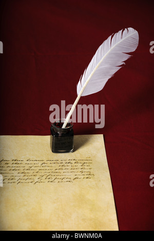 Stylo plume, et texte manuscrit sur papier parchemin - Texte est fin de l'Abraham Lincoln Discours de Gettysburg Banque D'Images