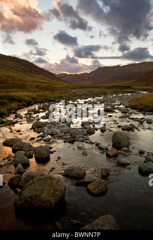 Coucher de soleil sur la rivière Duddon dans Wrynose bas, Cumbria. Banque D'Images