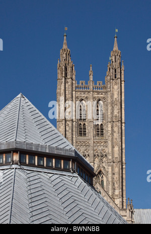 La Cathédrale de Canterbury et le toit d'un centre de conférences dans l'été de 2010 Banque D'Images