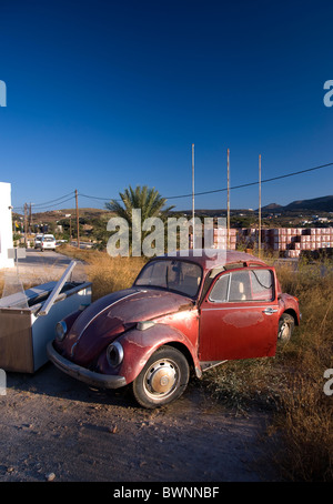 Vieille Volkswagen abandonné près de Galissas, sur l'île grecque de l'île de Syros. Banque D'Images