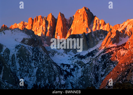 Mt Whitney et la Sierra Nevada au cours d'un lever du soleil d'hiver gamme Banque D'Images