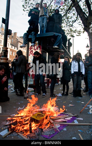 Feux allumés dans Whitehall London au cours de manifestations étudiantes sur augmentation de frais La journée s'est terminée dans la violence et la police en kettling Whi Banque D'Images
