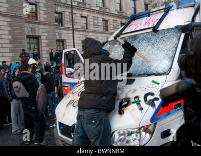 Fourgon de police vandalisée il reste en milieu de kettled les étudiants qui protestaient contre l'augmentation des frais de scolarité. Whitehall London 24. Banque D'Images