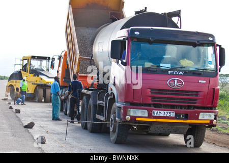 Travaux routiers dans le Kenya rural Banque D'Images