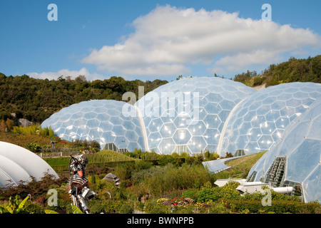 Vue extérieure de l'Eden Project Biomes , Cornwall, England, UK Banque D'Images