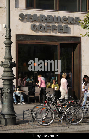Café Starbucks à la porte de Brandebourg (Brandenburger Tor) à Berlin, Allemagne Banque D'Images
